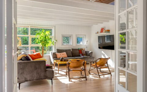 Tede - 1Km from the Sea: Møbel, Indretning, Gulvbelægning, Couch, Træ, Loft, Etage, Stue, Trægulve, Værelse