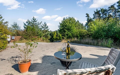 Tede - 1Km from the Sea: Møbel, Stol, Udendørs Møbler, Busk, Udendørs Bord, Have, Skygge, Landscaping, Køkken & Spisebord, Kaffebord