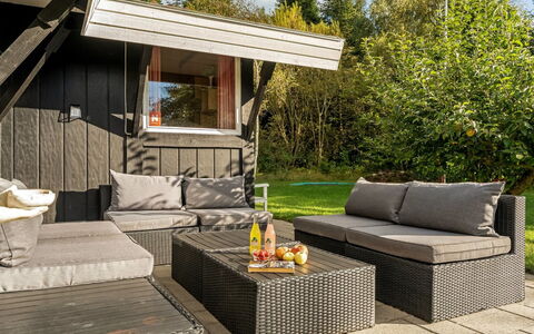 Inola - 3.5Km from the Sea: Blå, Busk, Sommerhus, Bunddække, Have, Estate, Skygge, Landscaping, Stuehus, Eco Hotel