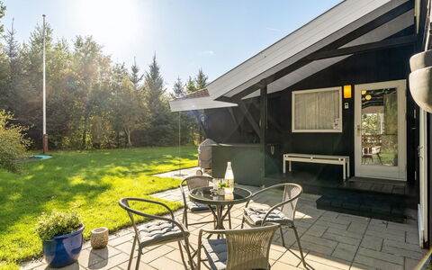 Inola - 3.5Km from the Sea: Blå, Busk, Sommerhus, Bunddække, Have, Estate, Skygge, Landscaping, Stuehus, Eco Hotel
