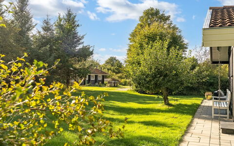Inola - 3.5Km from the Sea: Blå, Busk, Sommerhus, Bunddække, Have, Estate, Skygge, Landscaping, Stuehus, Eco Hotel