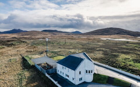 Frobost Lodge: Himmel, Hus, Arkitektur, Landskab, Hjem, Tag, Landdistrikt, Almindeligt, Sommerhus, Hældning