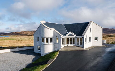 Frobost Lodge: Himmel, Hus, Arkitektur, Landskab, Hjem, Tag, Landdistrikt, Almindeligt, Sommerhus, Hældning