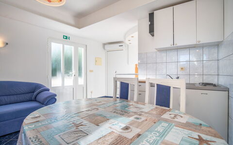 Plavi: Gulvbelægning, Etage, Lejlighed, Loft, Stol, Hotel, Gips
