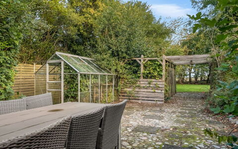 Nette - 2Km to the Fjord: Træ, Busk, Land Lot, Plantesamfund, Have, Skygge, Backyard, Landscaping, Udendørs Møbler, Gård