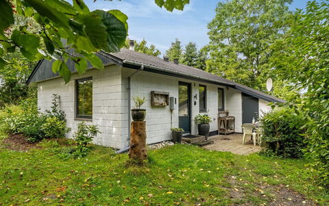 Velika - 300M to the Fjord: Græs, Hus, Sommerhus, Busk, Hjem, Tag, Landdistrikt, Bunddække, Have