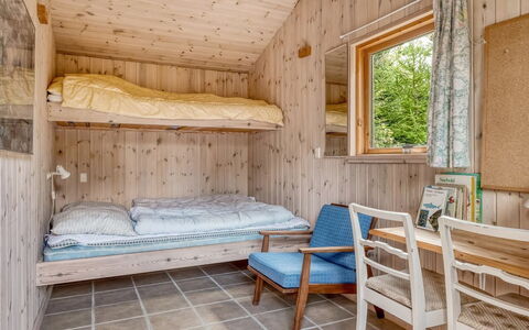 Ingamaj - 4Km from the Sea: Træ, Soveværelse, Loft, Etage, Indretning, Gulvbelægning, Hjem, Møbel, Seng, Bejdse