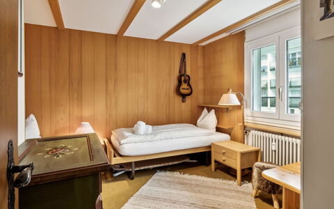 Nr.63 Haus Ladina: Møbel, Indretning, Gulvbelægning, Etage, Træ, Soveværelse, Seng, Loft, Værelse, Belysning