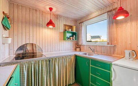 Acucena - 500M from the Sea: Træ, Loft, Lysarmatur, Køkken, Bejdse, Countertop, Maling, Cabinetry
