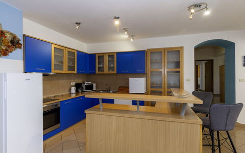 Meri: Møbel, Gulvbelægning, Træ, Indretning, Etage, Cabinetry, Loft, Countertop, Køkken, Belysning