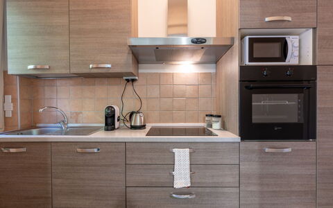 Casa Riggi: Køkken Apparat, Køkken, Cabinetry, Countertop, Større Bandage, Møbel, Træ, Husholdningsapparat, Køkkenvask, Indretning