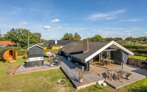 Thamina - 200M to the Fjord: Hjem, Tag, Hus, Dør, Sommerhus, Skygge, Have, Bunddække, Veranda, Gård