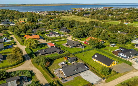 Thamina - 200M to the Fjord: Hjem, Tag, Hus, Dør, Sommerhus, Skygge, Have, Bunddække, Veranda, Gård