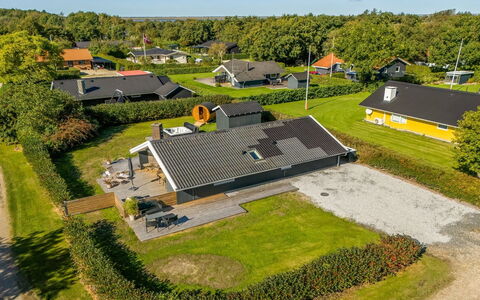 Thamina - 200M to the Fjord: Hjem, Tag, Hus, Dør, Sommerhus, Skygge, Have, Bunddække, Veranda, Gård