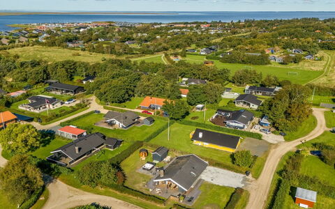 Thamina - 200M to the Fjord: Hjem, Tag, Hus, Dør, Sommerhus, Skygge, Have, Bunddække, Veranda, Gård