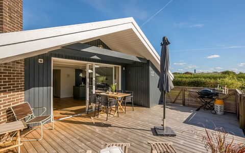Thamina - 200M to the Fjord: Hjem, Tag, Hus, Dør, Sommerhus, Skygge, Have, Bunddække, Veranda, Gård