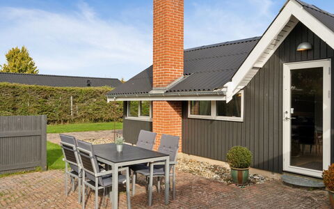 Hannah - 200M from the Sea: Hus, Hjem, Dør, Tag, Sommerhus, Estate, Have, Skygge, Sidespor, Gård