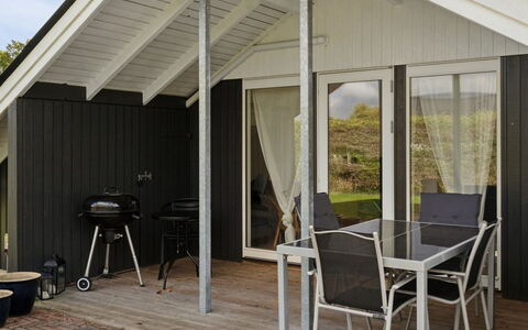 Hannah - 200M from the Sea: Hus, Hjem, Dør, Tag, Sommerhus, Estate, Have, Skygge, Sidespor, Gård