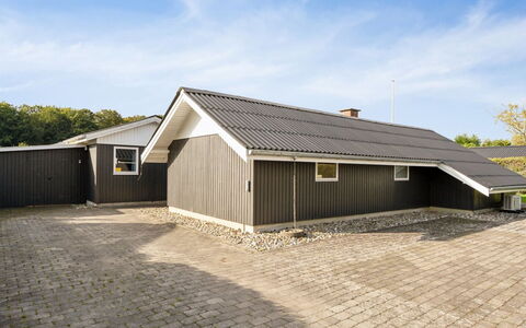Hannah - 200M from the Sea: Hus, Hjem, Dør, Tag, Sommerhus, Estate, Have, Skygge, Sidespor, Gård