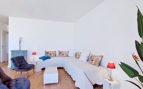 La Marjolaine: Møbel, Indretning, Gulvbelægning, Etage, Couch, Væg, Værelse, Træ, Stue, Loft