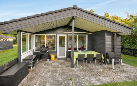 Sjarlotte - 400M to the Fjord: Hjem, Tag, Hus, Dør, Sommerhus, Skygge, Have, Bunddække, Veranda, Gård
