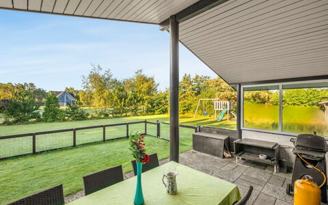 Sjarlotte - 400M to the Fjord: Hjem, Tag, Hus, Dør, Sommerhus, Skygge, Have, Bunddække, Veranda, Gård