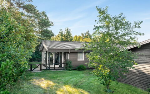 Sjarlotte - 400M to the Fjord: Hjem, Tag, Hus, Dør, Sommerhus, Skygge, Have, Bunddække, Veranda, Gård