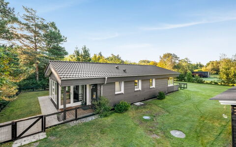 Sjarlotte - 400M to the Fjord: Hjem, Tag, Hus, Dør, Sommerhus, Skygge, Have, Bunddække, Veranda, Gård