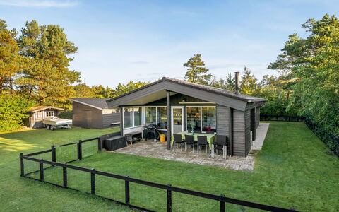Sjarlotte - 400M to the Fjord: Hjem, Tag, Hus, Dør, Sommerhus, Skygge, Have, Bunddække, Veranda, Gård