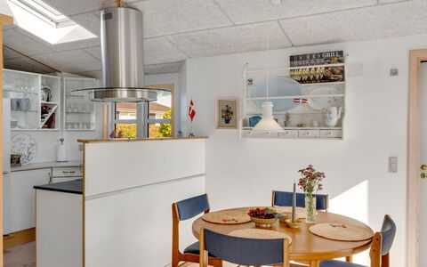 Skarthi - 200M from the Sea: Gulvbelægning, Indretning, Møbel, Træ, Loft, Etage, Lysarmatur, Køkken, Countertop, Køkken Apparat