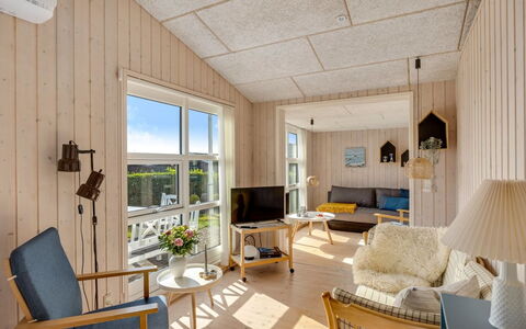 Skarthi - 200M from the Sea: Træ, Gulvbelægning, Indretning, Etage, Loft, Møbel, Værelse, Hjem, Trægulve, Stue