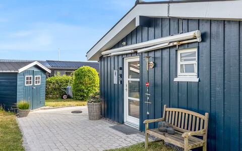 Skarthi - 200M from the Sea: Dør, Sidespor, Sommerhus, Skur, Skygge, Gård, Garden Bygninger, Planke, Indkørsel
