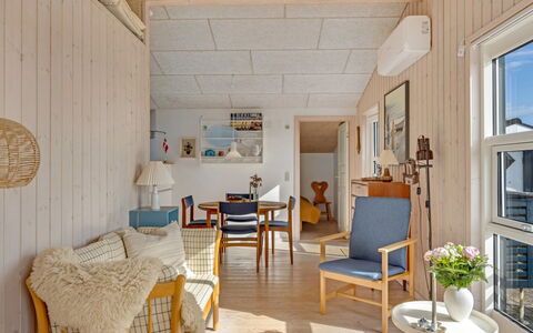 Skarthi - 200M from the Sea: Møbel, Træ, Gulvbelægning, Indretning, Etage, Loft, Hjem, Værelse, Stol, Stue