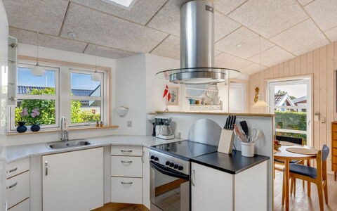 Skarthi - 200M from the Sea: Køkken, Indretning, Gulvbelægning, Loft, Træ, Countertop, Køkken Apparat, Lysarmatur, Etage, Større Bandage