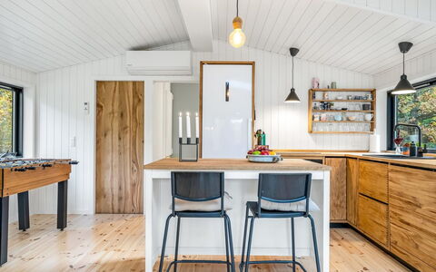 Sofija - from the Sea: Køkken, Møbel, Countertop, Træ, Indretning, Gulvbelægning, Køkken Apparat, Loft, Cabinetry, Større Bandage