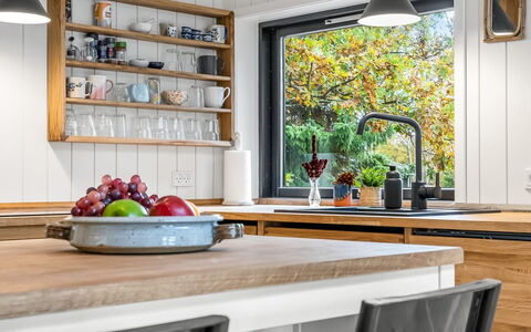 Hals 983: Køkken, Møbel, Countertop, Køkken Apparat, Indretning, Cabinetry, Træ, Gulvbelægning, Husholdningsapparat, Bordservice