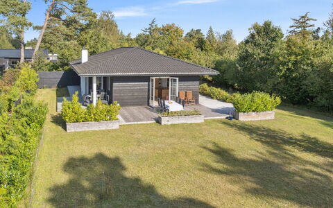 Alvia - 1.6Km from the Sea: Græs, Hus, Tag, Busk, Hjem, Sommerhus, Land Lot, Have, Bunddække