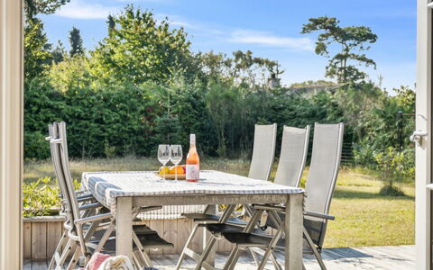 Alvia - 1.6Km from the Sea: Vegetationen, Busk, Forår, Sommerhus, Have, Skygge, Backyard, Gård, Stol