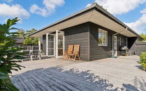 Alvia - 1.6Km from the Sea: Vegetationen, Busk, Forår, Sommerhus, Have, Skygge, Backyard, Gård, Stol