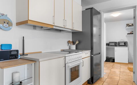 Skarthi - 300M from the Sea: Køkken Apparat, Køkken, Møbel, Større Bandage, Countertop, Cabinetry, Indretning, Komfur, Husholdningsapparat, Træ