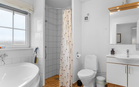 Skarthi - 300M from the Sea: Badeværelse, Sanitærarmatur, Toiletbræt, Indretning, Håndvask, Toilet, Gulvbelægning, Badeværelsesvask, Etage, Tap