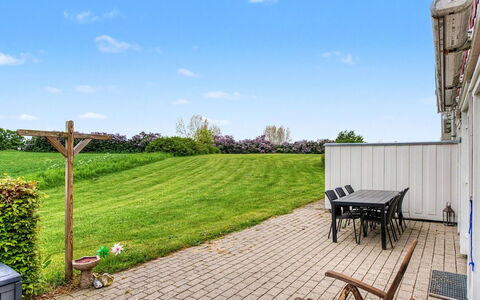 Skarthi - 300M from the Sea: Græs, Land Lot, Have, Lawn, Almindeligt, Landscaping, Skygge, Gård, Hegn, Estate