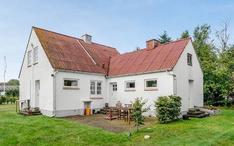 Kätlin - 900M from the Sea: Træ, Møbel, Lejlighed, Værelse, Loft, Bejdse, Stol, Hårdttræ, Klarlak, Tømmer