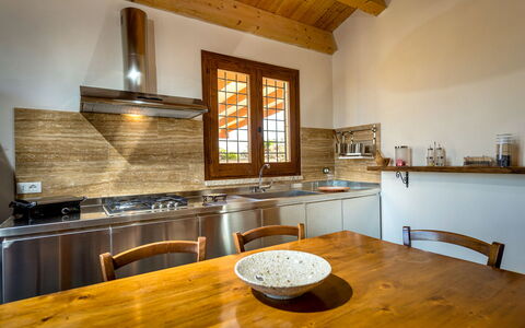 Villa La Musa: Køkken, Indretning, Countertop, Gulvbelægning, Træ, Hjem, Loft, Møbel, Cabinetry, Køkken Apparat