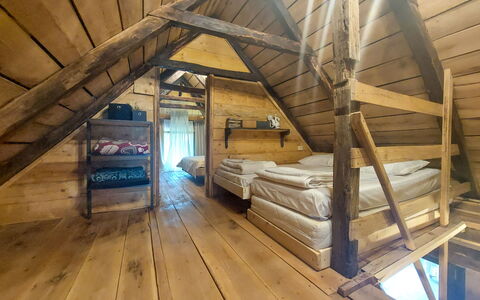 Utinja: Træ, Møbel, Loft, Etage, Seng, Soveværelse, Indretning, Gulvbelægning, Attic, Hårdttræ