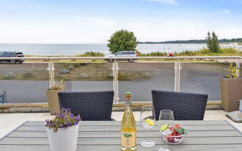 Rusalina - 20M from the Sea: Tag, Hus, Hjem, Sommerhus, Dør, Sidespor, Dæk, Veranda, Planke, Hårdttræ