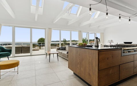 Rusalina - 20M from the Sea: Møbel, Gulvbelægning, Indretning, Etage, Træ, Loft, Køkken, Countertop, Stol, Køkken & Spisebord