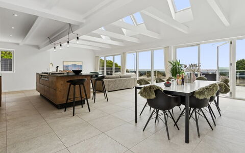 Rusalina - 20M from the Sea: Gulvbelægning, Møbel, Etage, Indretning, Træ, Stol, Køkken & Spisebord, Bord, Loft, Spisestue