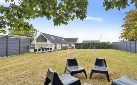 Rusalina - 20M from the Sea: Tag, Hjem, Boligområde, Land Lot, Skygge, Sommerhus, Lawn, Estate, Have, Landscaping