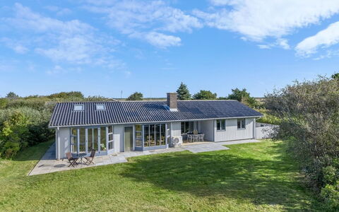 Skoge - 900M from the Sea: Bygning, Hus, Vindue, Hjem, Tag, Boligområde, Busk, Sommerhus, Land Lot